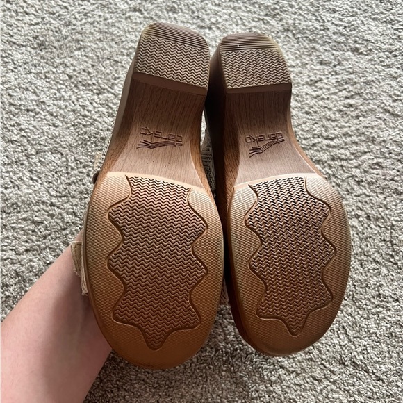 Dansko Size 40 Cream Leather Sophie Embossed Straps Buckle Comfort Wedge Sandals - Picture 5 of 6